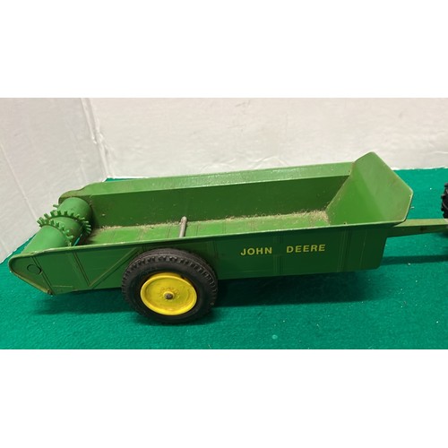 389 - JOHN DEER TRACTOR AND MUCK SPREADER