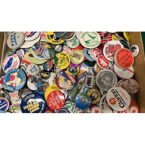 463 - LARGE QTY OF PIN BADGES