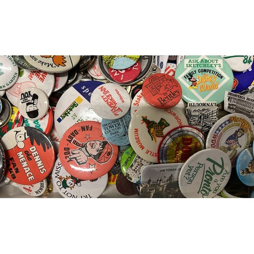 463 - LARGE QTY OF PIN BADGES