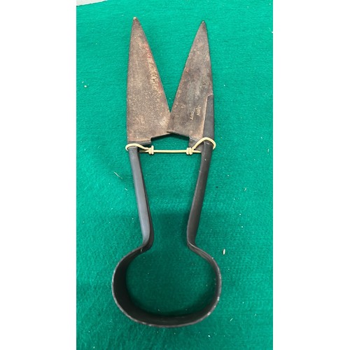 246 - SINGLE BOW SHEEP SHEARING SHEARS / ALSO USED FOR DAGGING