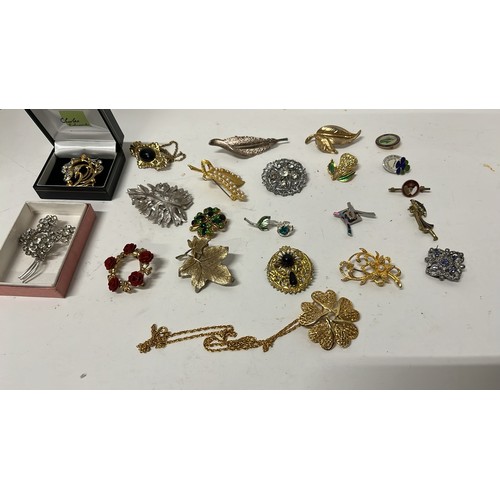 575 - SELECTION OF BROOCHES