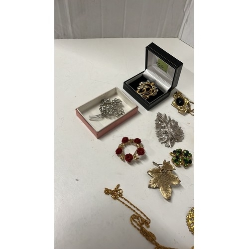 575 - SELECTION OF BROOCHES