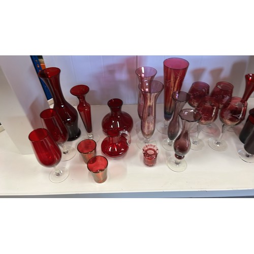 601 - LARGE COLLECTION OF MIXED RED RETRO GLASS WARE