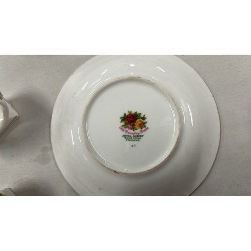 622 - ROYAL ALBERT OLD COUNTRY ROSE WARE / FLOWERS NEED REPAIR