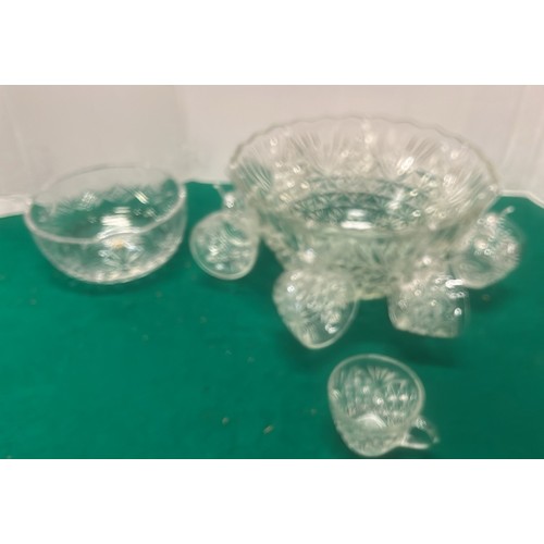 736 - GLASS PUNCH BOWL SET