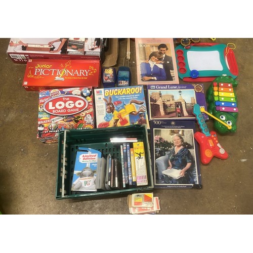 692 - LARGE QTY OF TOYS AND BOARD GAMES