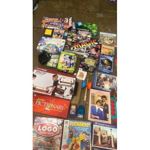 692 - LARGE QTY OF TOYS AND BOARD GAMES