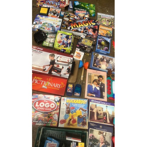 692 - LARGE QTY OF TOYS AND BOARD GAMES