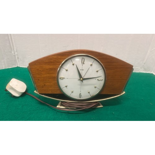 680 - METAMEC ELECTRIC MANTLE CLOCK AND SHELD ART