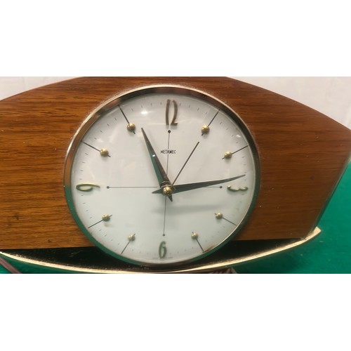 680 - METAMEC ELECTRIC MANTLE CLOCK AND SHELD ART