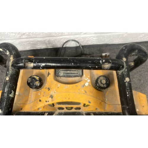 675 - DEWALT SITE RADIO WORKING