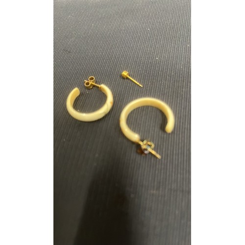 689 - PAIR OF EARRINGS / WITH A GOLD CONTENT SEE PICTURES