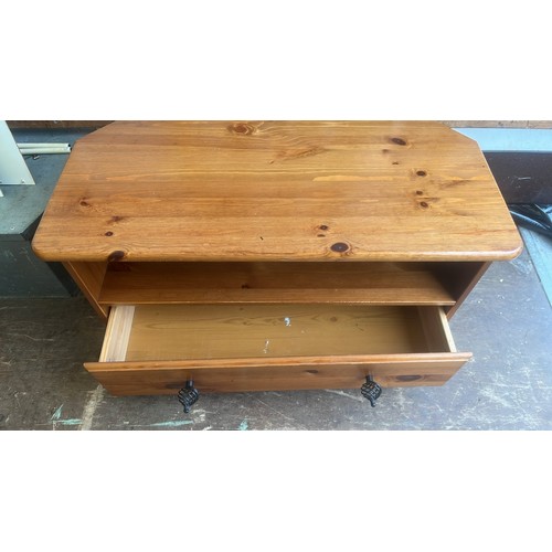 821 - PINE TV UNIT