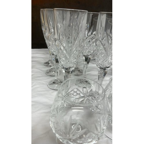 846 - SELECTION OF CRYSTAL GLASSES