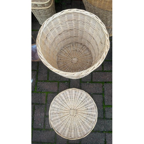 831 - QTY OF BASKET WARE