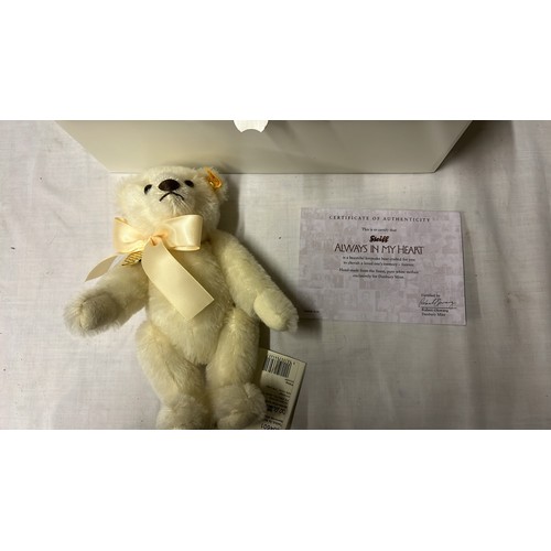 882 - BOXED STEIFF BEAR