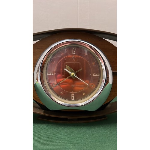 228 - RETRO MANTLE CLOCK