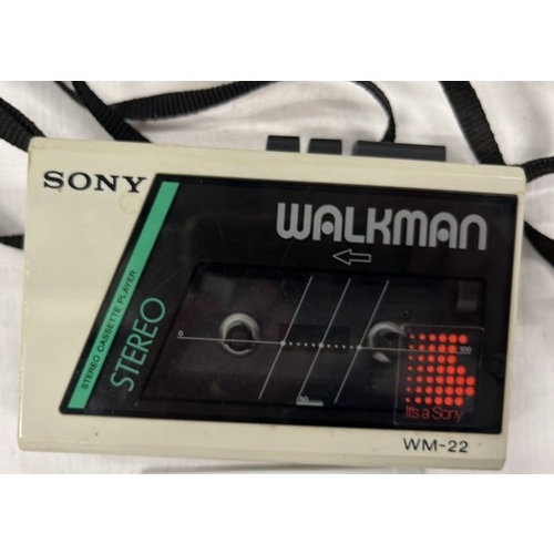 68 - SONY WALKMAN AND LOONEY TUNES FLOPY DISC GAME