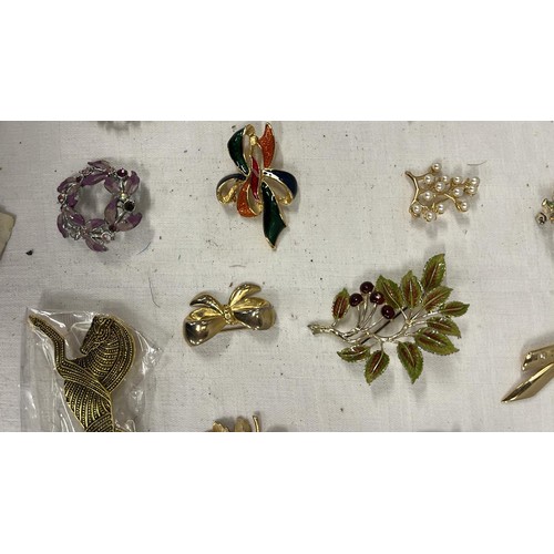 200 - SELECTION OF MIXED BROOCHES