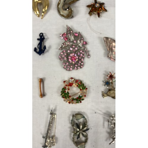 204 - 20 ASSORTED BROOCHES