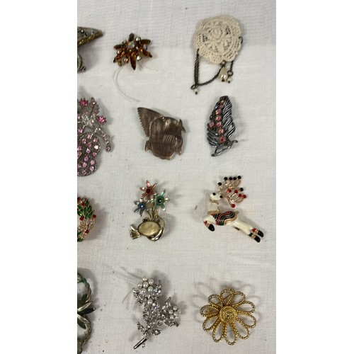 204 - 20 ASSORTED BROOCHES