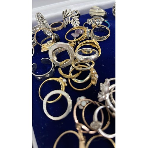 190 - SELECTION OF DRESS RINGS