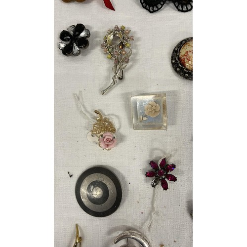 167 - SELECTION OF BROOCHES