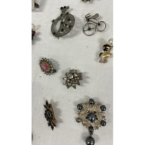 167 - SELECTION OF BROOCHES