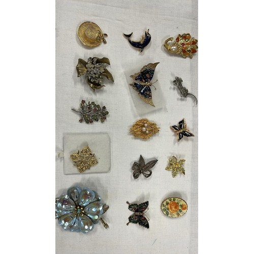 155 - COLLECTION OF BROOCHES