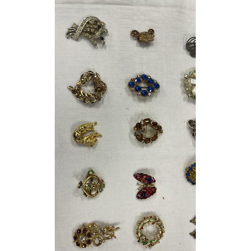 155 - COLLECTION OF BROOCHES