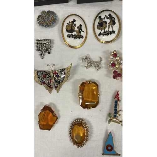 143 - SELECTION OF BROOCHES