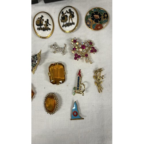 143 - SELECTION OF BROOCHES