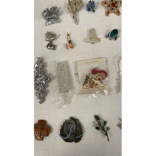 205 - ASSORTMENT OF BROOCHES