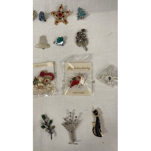 205 - ASSORTMENT OF BROOCHES