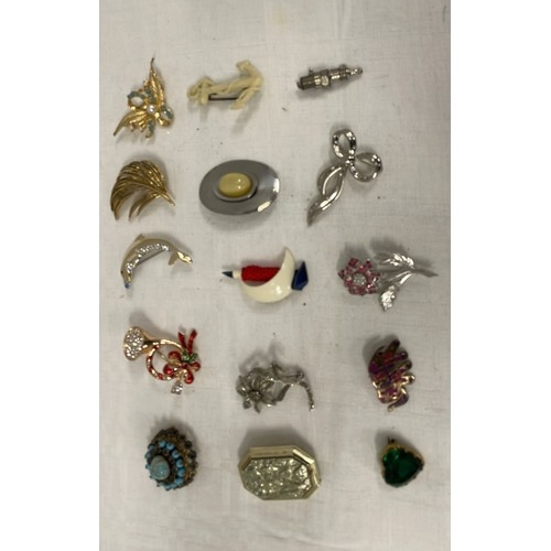 205 - ASSORTMENT OF BROOCHES