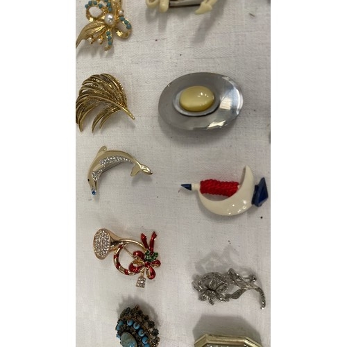 205 - ASSORTMENT OF BROOCHES