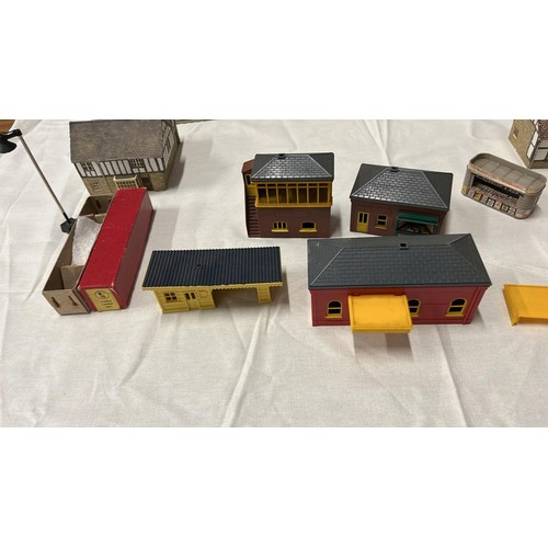 141 - SELECTION OF MODEL TRAIN TRACK BUILDINGS