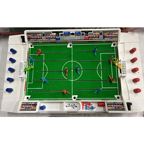 104 - RETRO SUPER CUP FOOTBALL TABLE TOP GAME / SEE ALL PICTURES