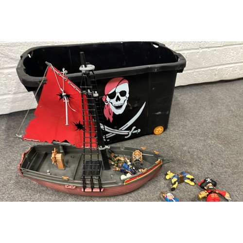 15 - PIRATE FIGURES AND SHIP