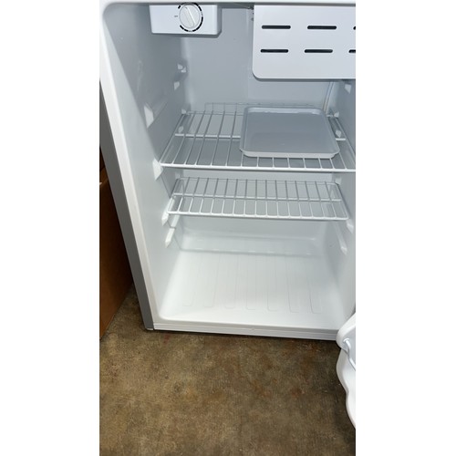 921 - UNDER COUNTER FRIDGE