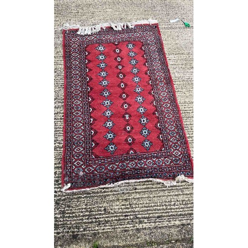 366 - RED FLOOR OVER RUG 5 X 3 FT