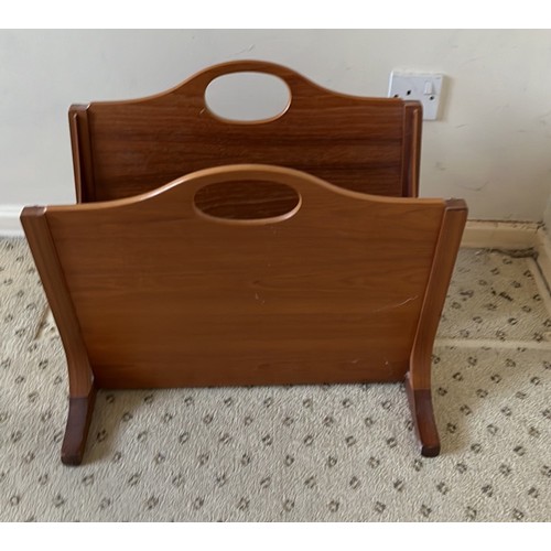 420 - PARKER KNOLL MAGERZINE RACK