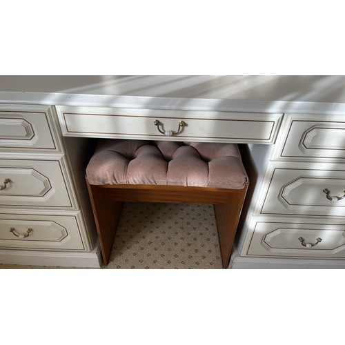 431 - WHITE BEDROOM FURNITURE SET