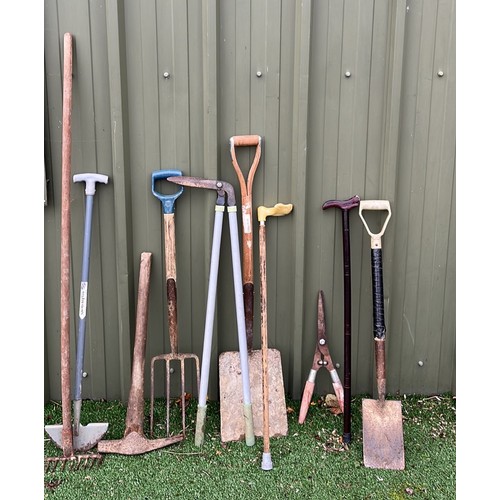 481 - QTY OF GARDEN TOOLS