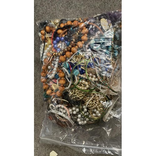 215 - MIXED COSTUME JEWELLERY 2.852 KG