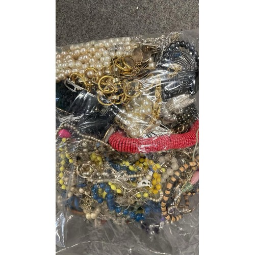 214 - MIXED COSTUME JEWELLERY 2.370 KG