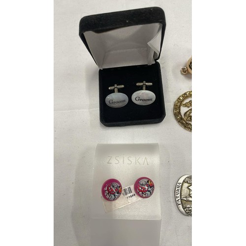 206 - SELECTION OF CUFF LINKS