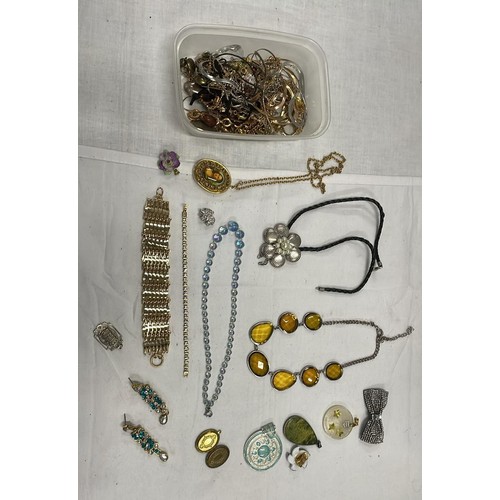 205 - MIXED COSTUME JEWELLERY