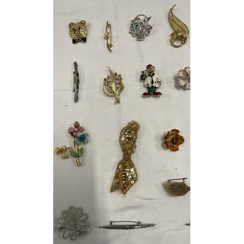 198 - SELECTION OF MIXED BROOCHES