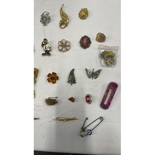 198 - SELECTION OF MIXED BROOCHES